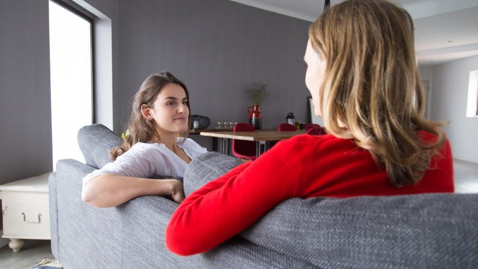 La colocation pour femmes 2 Deux femmes assises sur le canapé en train de discuter