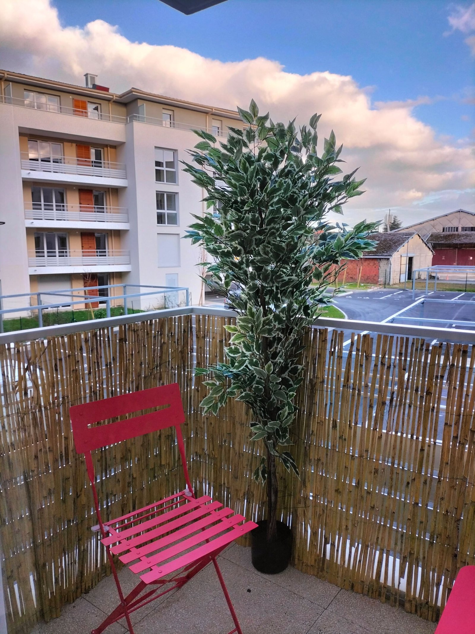 Colocation contemporaine: Livrée et dispo! 2 balcon001 scaled - chambres à louer mantes la jolie
